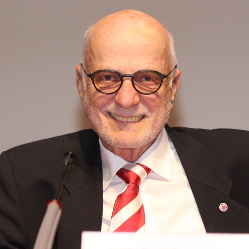 Ex-Sportjournalist und Nürnberg-Experte Günther Koch lächelt in die Kamera.