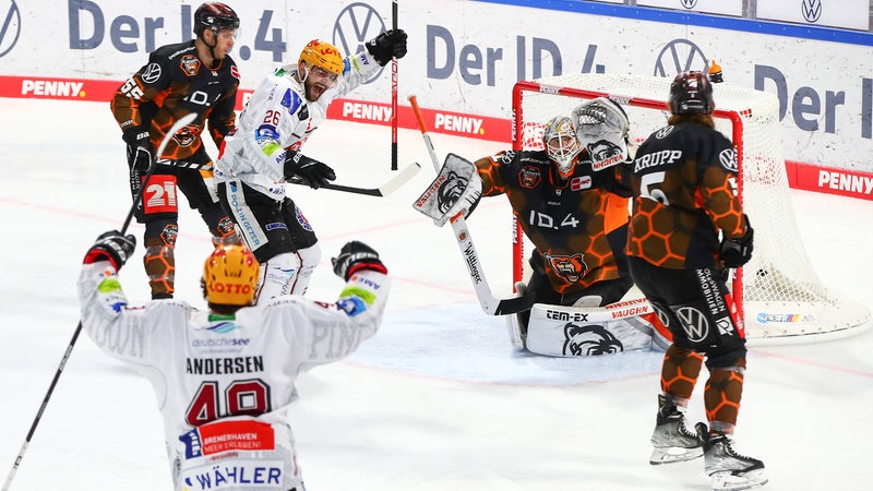 Spieler der Fischtown Pinguins bejubeln einen Treffer gegen die Grizzlys Wolfsburg.