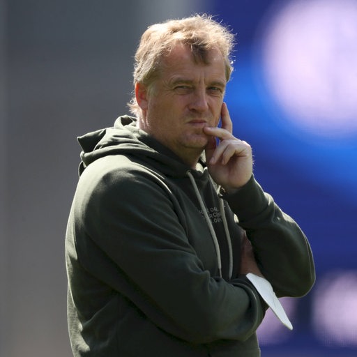 Schalke-Trainer Mike Büskens schaut skeptisch über den Platz.