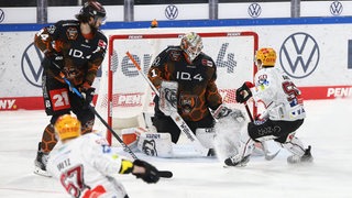 Ein Pinguins-Spieler schießt gegen Wolfsburg aus der Distanz aufs Tor.