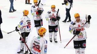 Die Pinguins-Spieler bedanken sich bei ihren Fans.