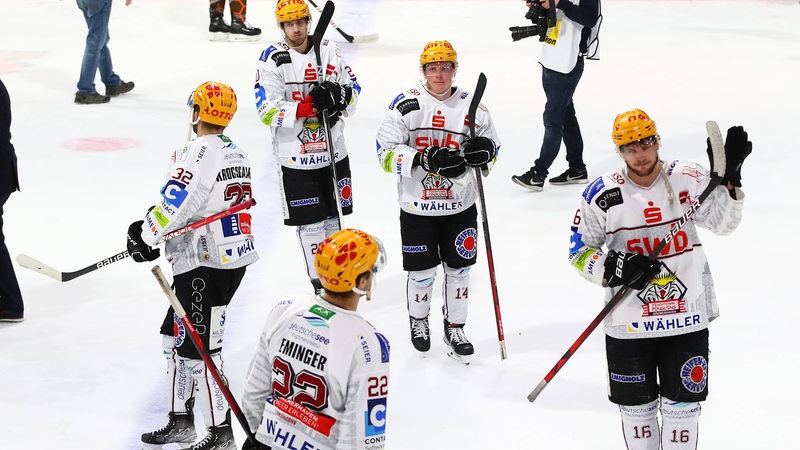 Die Pinguins-Spieler bedanken sich bei ihren Fans.