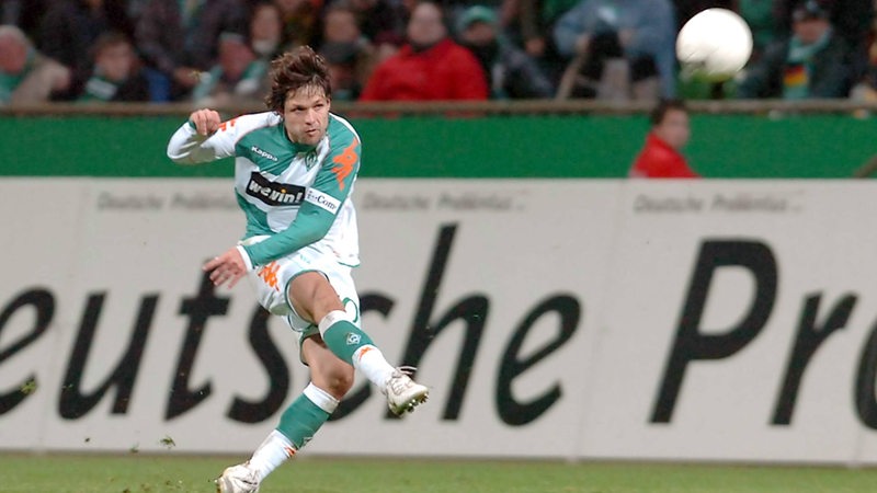 Werder-Spieler Diego setzt zum Distanzschuss gegen Aachen an und trifft aus 63 Metern ins Tor.