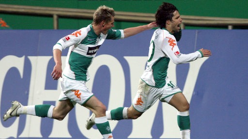 Werder-Profi Diego bejubelt seinen Treffer aus 63 Metern gegen Aachen, Mitspieler Markus Rosenberg rennt hinter ihm her.