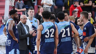 Eisbären-Coach Allen Ray Smith während einer Auszeit umringt von seinen Basketball-Spielern.