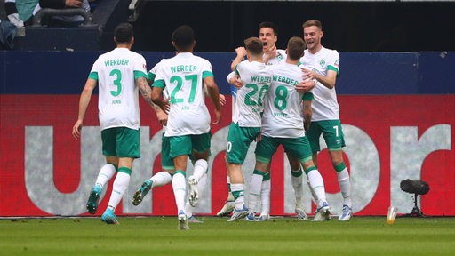 Werder-Spieler bejubeln das 1:0 gegen Schalke.