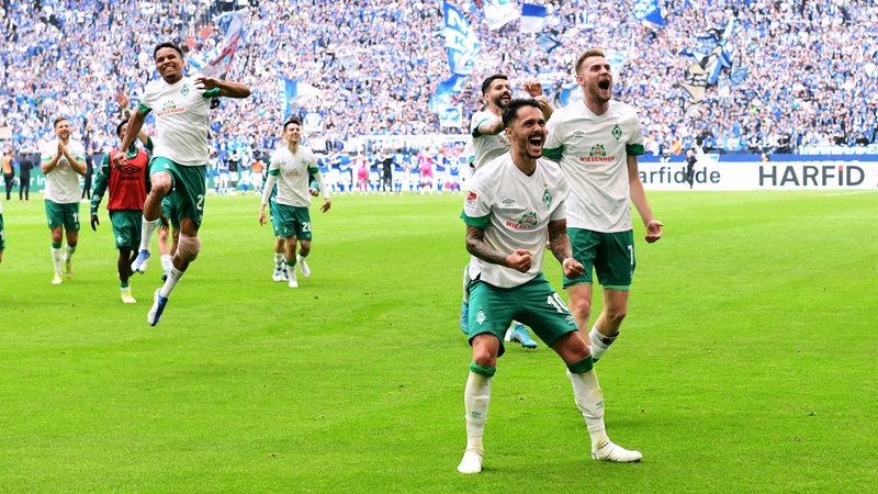 Werder-Spieler bejubeln den Sieg gegen Schalke.