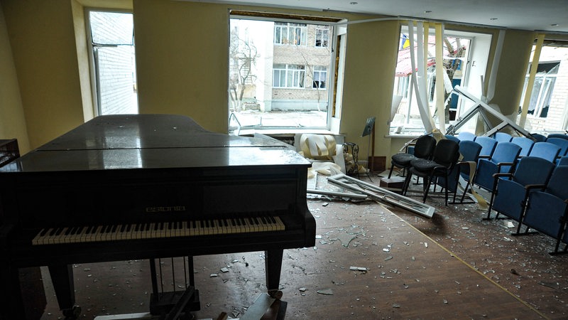 Klavier in zerstörtem Saal