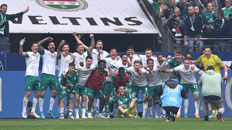 Das jubelnde Werder-Team beim Mannschaftsfoto auf Schalke.