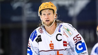 Mike Moore im Trikot der Pinguins.