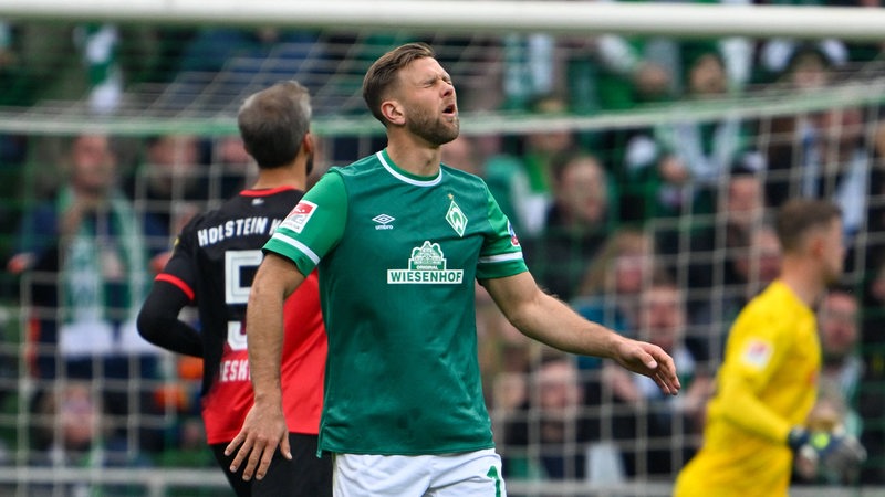 Werder-Stürmer Niclas Füllkrug kneift frustriert die Augen zusammen nach einer verpassten Chance.