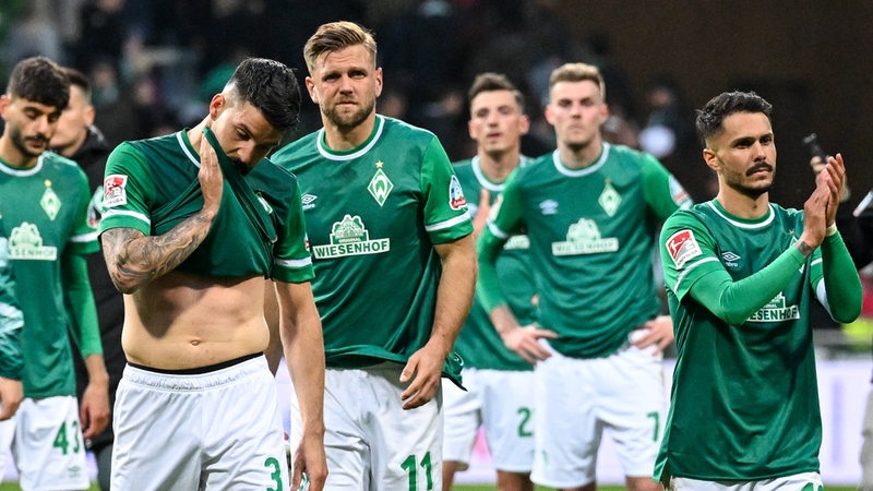 Enttäuschte Werder-Spieler applaudieren nach der Niederlage den Fans im Stadion.