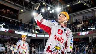 Pinguins-Kapitän Mike Moore winkt fröhlich den Fans zu.