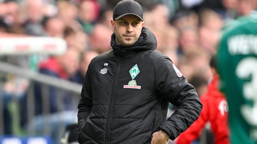 Werder-Trainer Ole Werner blickt skeptisch über den Platz.