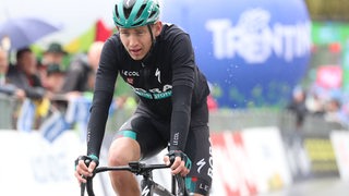 Radprofi Lennard Kämna bei Regen während einer Etappe bei der Tour of the Alps.