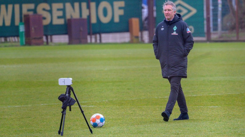 Frank Baumann läuft über den Trainingsplatz.