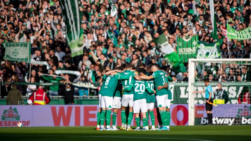 Das Werder-Team macht vor dem Spiel einen Kreis.