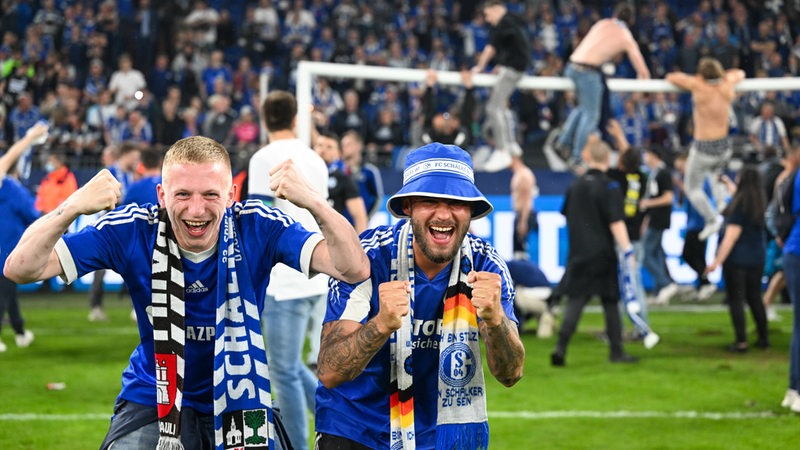Schalke-Fans bejubeln den Aufstieg.