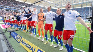 HSV-Spieler bejubeln den Sieg gegen Hannover vor der Fankurve.