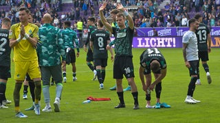 Die Werder-Spieler winken ihren Fans nach dem Sieg in Aue zu.