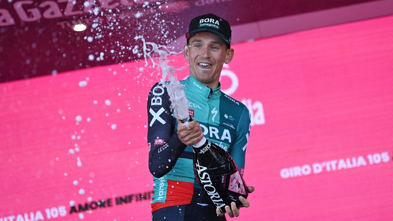 Der Bremer Radsportler Lennard Kämna feiert seinen Sieg beim Giro.
