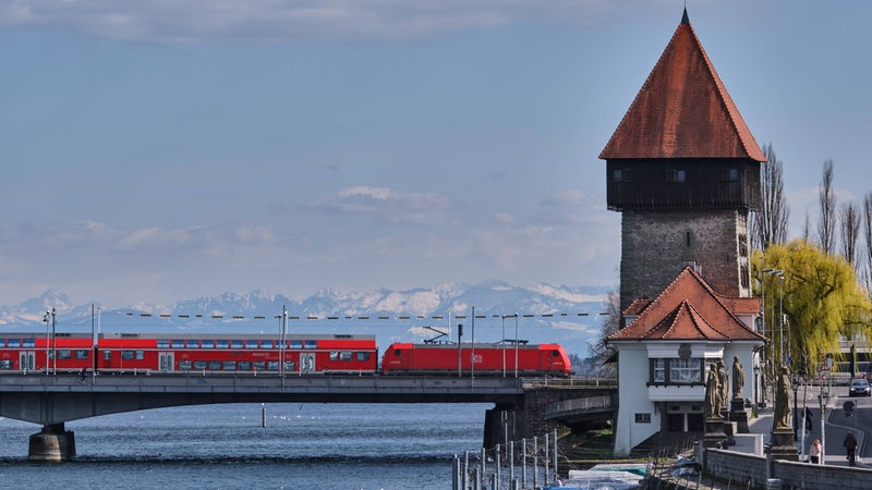 Ein Zug fährt in Konstanz über die Rheinbrücke