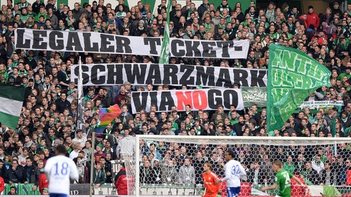 Werder-Fans halten in der Ostkurve ein Transparent hoch mit der Aufschrift: "Legaler Ticket-Schwarzmarkt Vianogo".