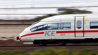 Ein ICE fährt auf einer Bahnstrecke