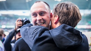 Werder-Trainer Ole Werner umarmt den sportlichen Leiter Clemens Fritz.