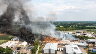 Eine brennende Fabrik