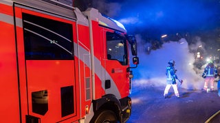 Feuerwehrleute löschen einen Brand