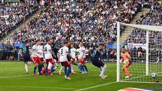 Hertha erzielt das 1:0 gegen den HSV. Die Spieler schauen dem Ball hinterher.