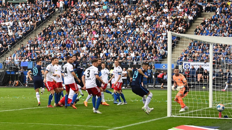 Hertha erzielt das 1:0 gegen den HSV. Die Spieler schauen dem Ball hinterher.