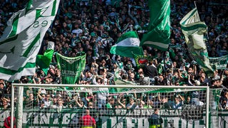 Zu sehen ist Werders Ostkurve im Stadion.