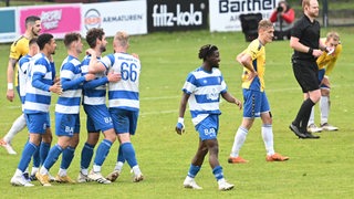 Spieler des Bremer SV bejubeln einen Treffer gegen den SV Todesfelde.