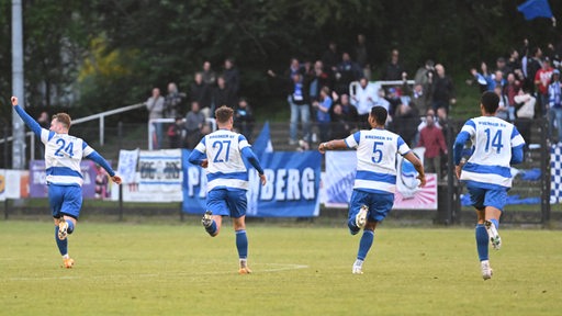 Spieler des Bremer SV rennen jubelnd auf die eigene Fankurve zu nach einem Tor gegen den SV Todesfelde.