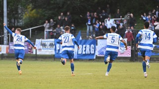 Fußballer des Bremer SV jubeln