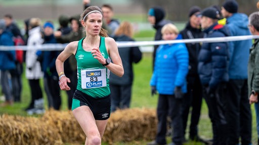 Langstreckenläuferin Carolin Kirtzel von Werder Bremen läuft bei den Deutschen Cross Meisterschaften.