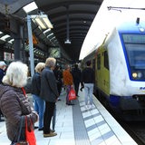 Ein Regionalzug des Metronom fährt in den Hauptbahnhof Hamburg ein. 