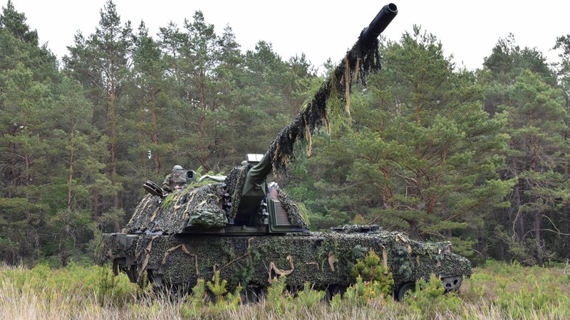 Die Panzerhaubitze 2000, das modernste Artilleriegeschütz in der Bundeswehr, streckt ihr Geschütz in die Höhe.