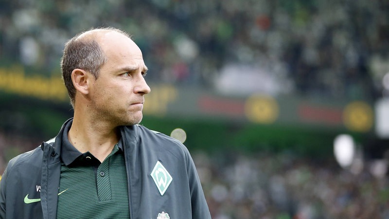Werder-Trainer Viktor Skripnik steht nachdenklich an der Seitenlinie beim Spiel gegen Gladbach.