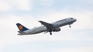 Ein Lufthansa-Flieger in der Luft.