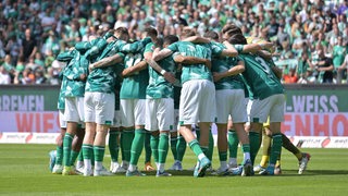 Die Werder-Spieler bilden einen Kreis.