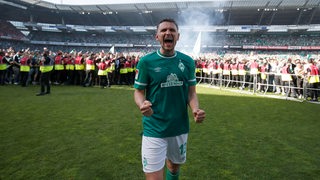 Werder-Verteidiger Milos Veljkovic brüllt seine Freude raus.