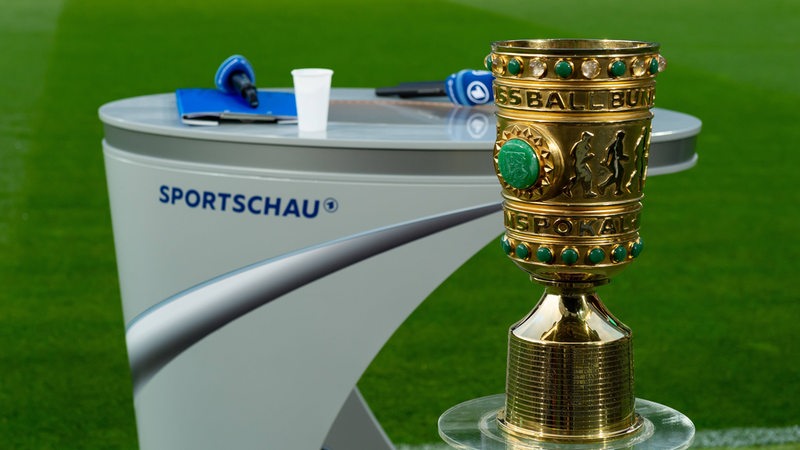 Zu sehen ist der DFB-Pokal und ein Pult mit dem Sportschau-Logo.