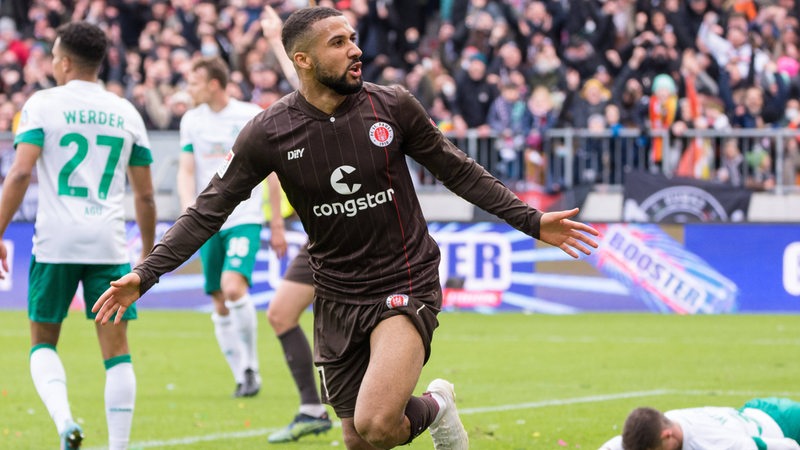 St. Pauli-Spieler Daniel-Kofi Kyereh bejubelt seinen Treffer gegen Werder.