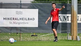 Ex-Werder-Spieler Miroslav Klose gibt als Altach-Trainer Anweisungen an seine Spieler.