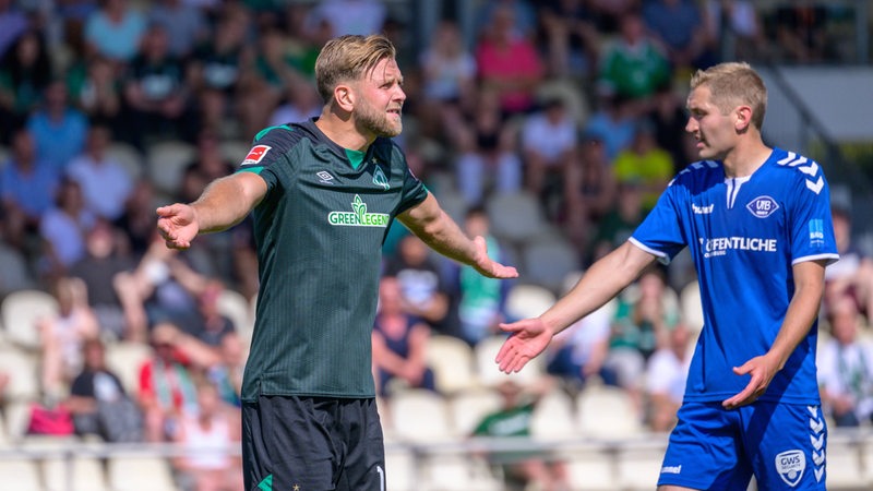Niclas Füllkrug lamentiert im Spiel gegen Oldenburg.