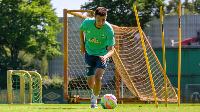 Ilia Gruev führt im Training den Ball.