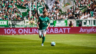 Mitchell Weiser führt im Weser-Stadion den Ball.